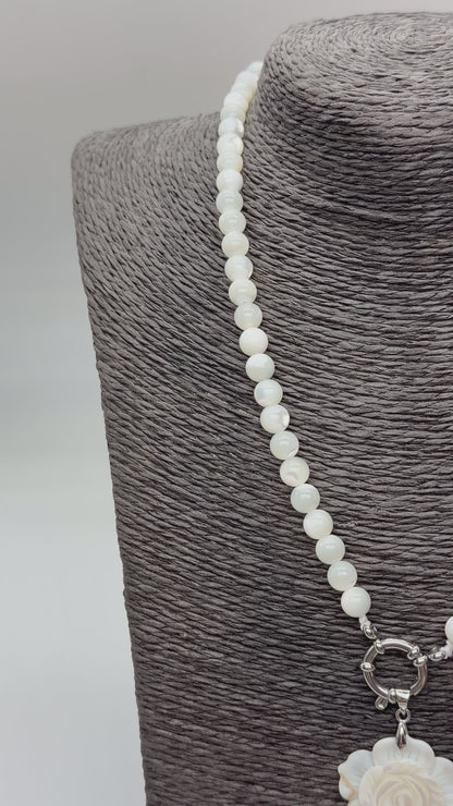 Collier boule en nacre attache bouée en acier argenté avec pendentif fleur