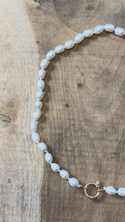 Collier en perles d’eau douce 7-8 mm attache bouée en acier doré numéro 13