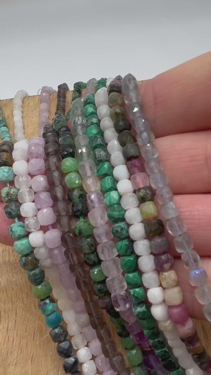 Fil de perles cube facetté 4x4 mm (40 pierres disponibles)