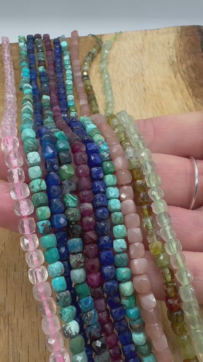 Fil de perles cube facetté 4x4 mm (40 pierres disponibles)