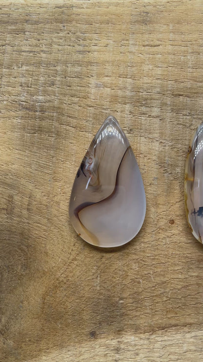 Pendentif Agate fleur noire forme aléatoire percé devant