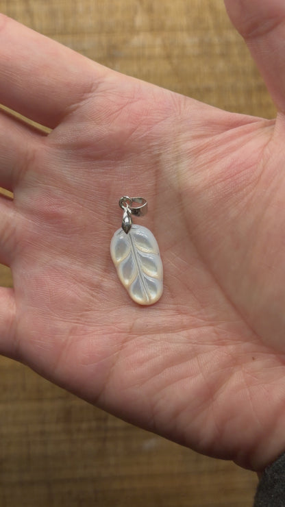 Pendentif feuille en nacre 1x2 cm