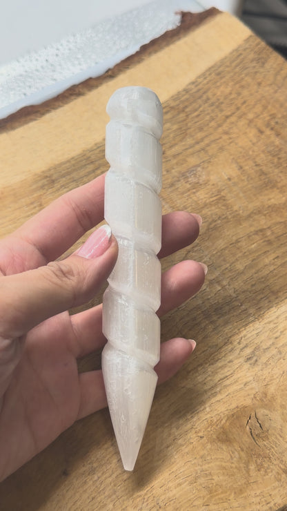 Baton de massage torsadé en sélénite