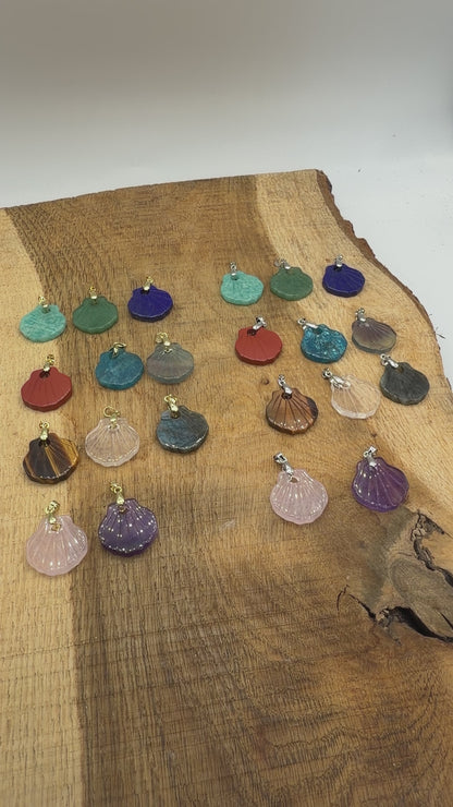 Pendentif Coquillage 25 mm — Bélière dorée ou argentée (11 pierres disponible)