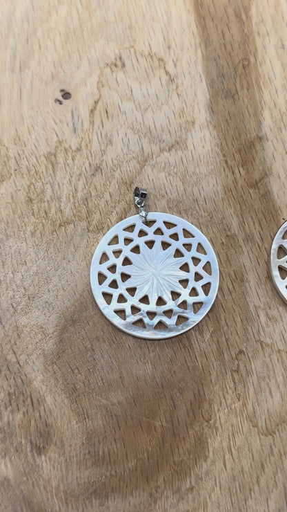 Pendentif feuille d’erable en nacre (2 pierres disponible)