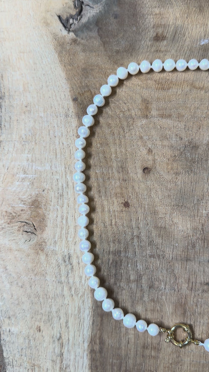 Collier en perles d’eau douce 5-6 mm attache bouée en acier doré numero 14