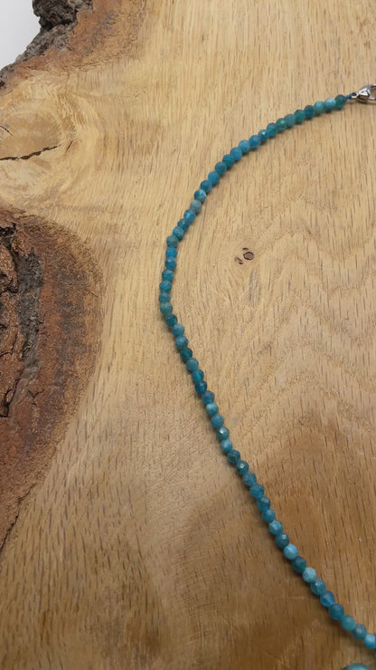Collier facetté avec pendentif Apatite bleue forme cœur argenté