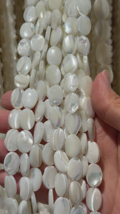 Fil de perles ovale en nacre blanche