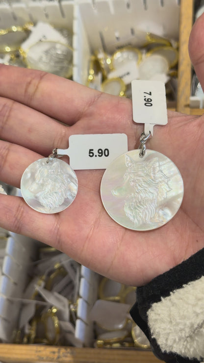 Pendentif Loup sculpté main nacre blanche (2 tailles disponible)