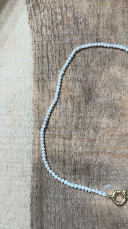 Collier en perles d’eau douce 4-4.5 mm attache bouée en acier doré numero 4