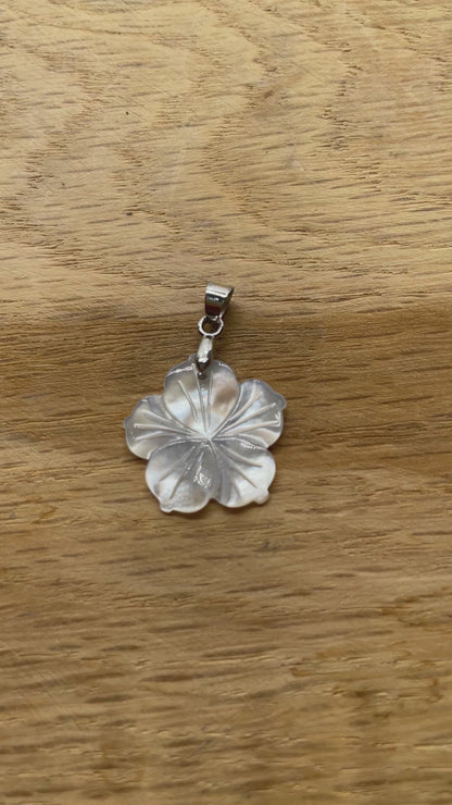 Hibiscus flower mother-of-pearl pendant 1.5 cm