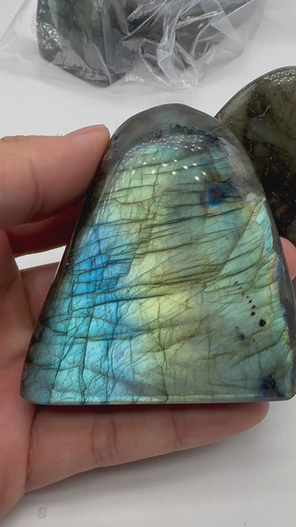 Labradorite forme libre AA+ 556g (Lot 17)