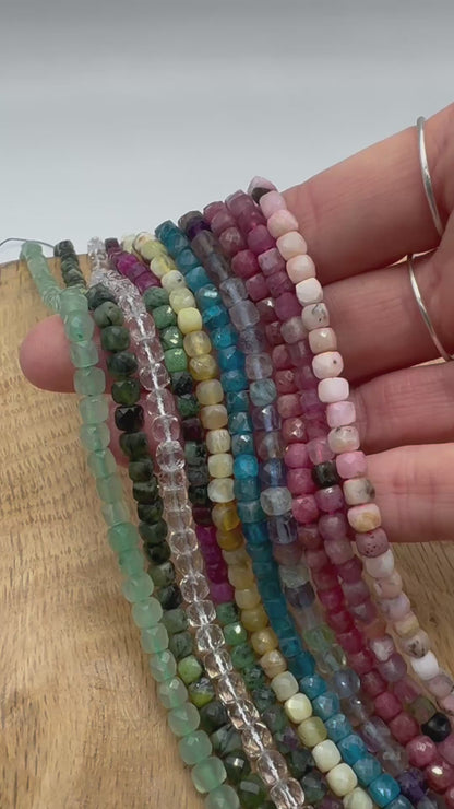 Fil de perles cube facetté 4x4 mm (40 pierres disponibles)