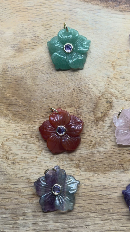 Pendentif fleur hibiscus 30 mm avec pierre zircon aléatoire (12 pierres disponible) (bélière non incluse)