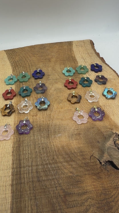 Pendentif Fleurs 25 mm — Bélière dorée ou argentée (11 pierres disponible)