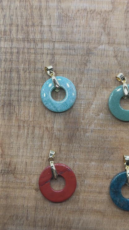 Pendentif Donut 25 mm — Bélière dorée ou argentée (10 pierres disponible)