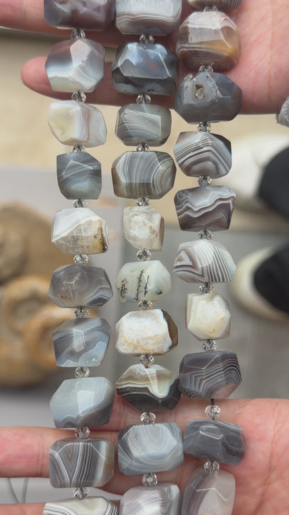 Fil de pierre forme libre Agate Botswana facetté 13x18 mm (référence 66)