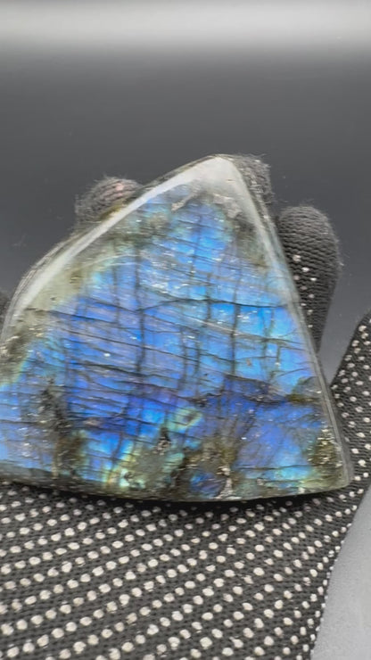 Labradorite flashy forme libre AAA 301g (Lot 13)