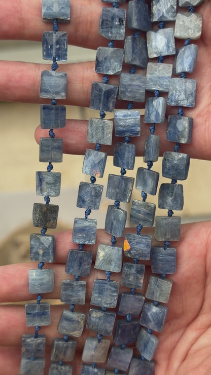 Fil de perle forme libre Cyanite bleue carré plat 9x9 mm (référence 75)