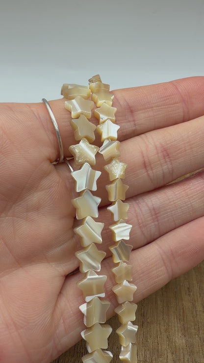 Fil de perles étoile en nacre dorée