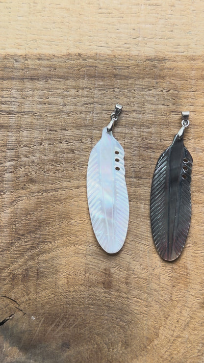 Pendentif forme aile 1.8x5 cm en nacre