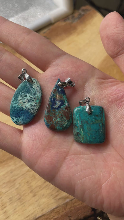 Pendentif Turquoise Shattuckite bélière incluse (forme aléatoire)
