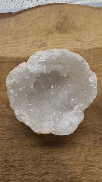 Petite géode entière en Quartz Blanc 6-7 cm