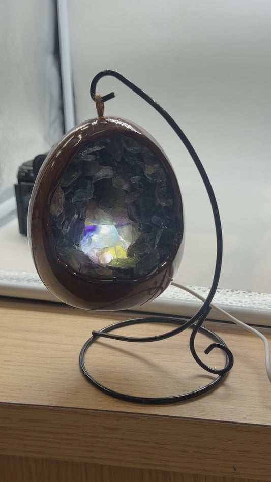 Lampe en oeuf en Fluorine multicolore & en céramique avec support noir inclus. RESTOCK