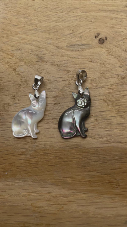 Pendentif chat en nacre 1 x 2 cm