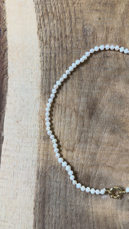 Collier en perles d’eau douce 4-4.5 mm attache bouée en acier doré numero 7