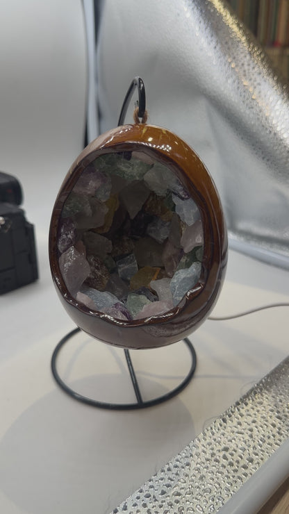 Lampe en oeuf en Celestine/Fluorine multi & en céramique avec support noir inclus.