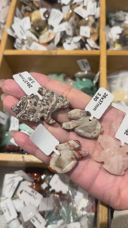 Pendentif Lapin 26x37 mm environ  (pierre naturelle choisie aléatoirement) percé devant