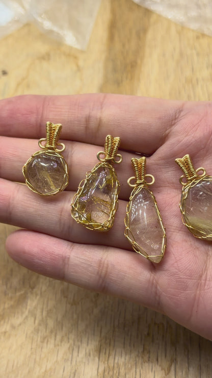 Pendentif Quartz rutile forme aléatoire — Sertissage en fil doré en laiton