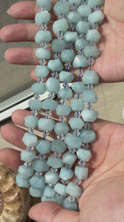 Fil de perle forme libre Aigue marine avec perles intercalaires en cristal de roche 11x16 mm (référence 104)