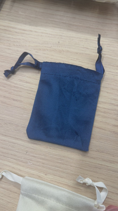 25 Pochettes en velours avec ruban 7x8.5 cm