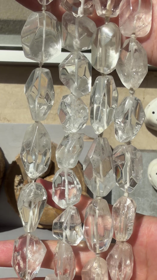 Fil de perle forme libre facetté Cristal de roche 25x18 mm (référence 23)