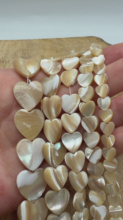 Fil de perle nacre dorée en coeur — percé verticalement