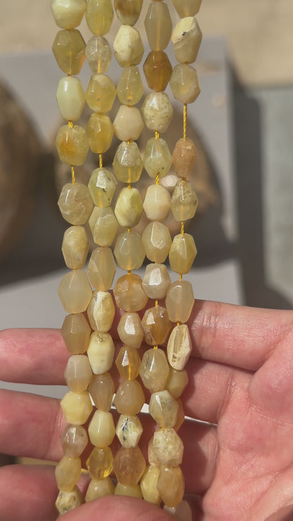 Fil de perle forme libre Opale jaune 8x11 mm (référence 42)