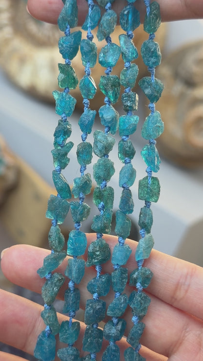 Fil de perle forme libre Apatite bleue brute 6-8 mm (référence 105)